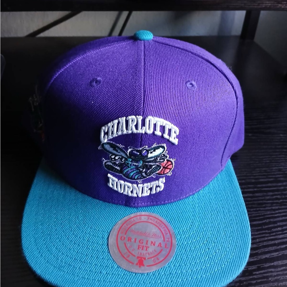 Mitchell & Ness/ Charlottes Hornets 🐝 purple, teal & white